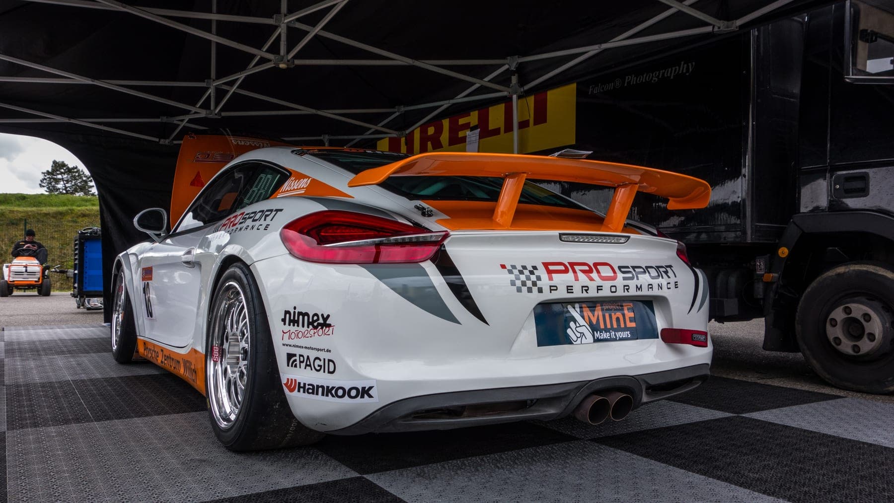Porsche 981 Cayman GT4 front three-quarter