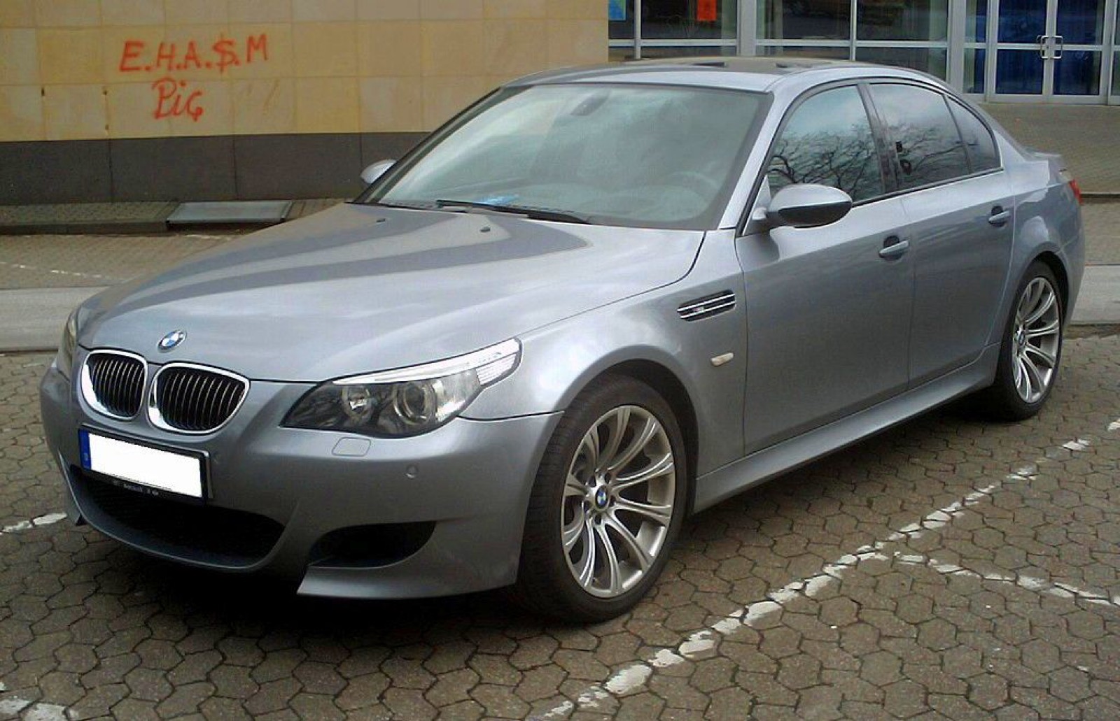 BMW M5 (E60)