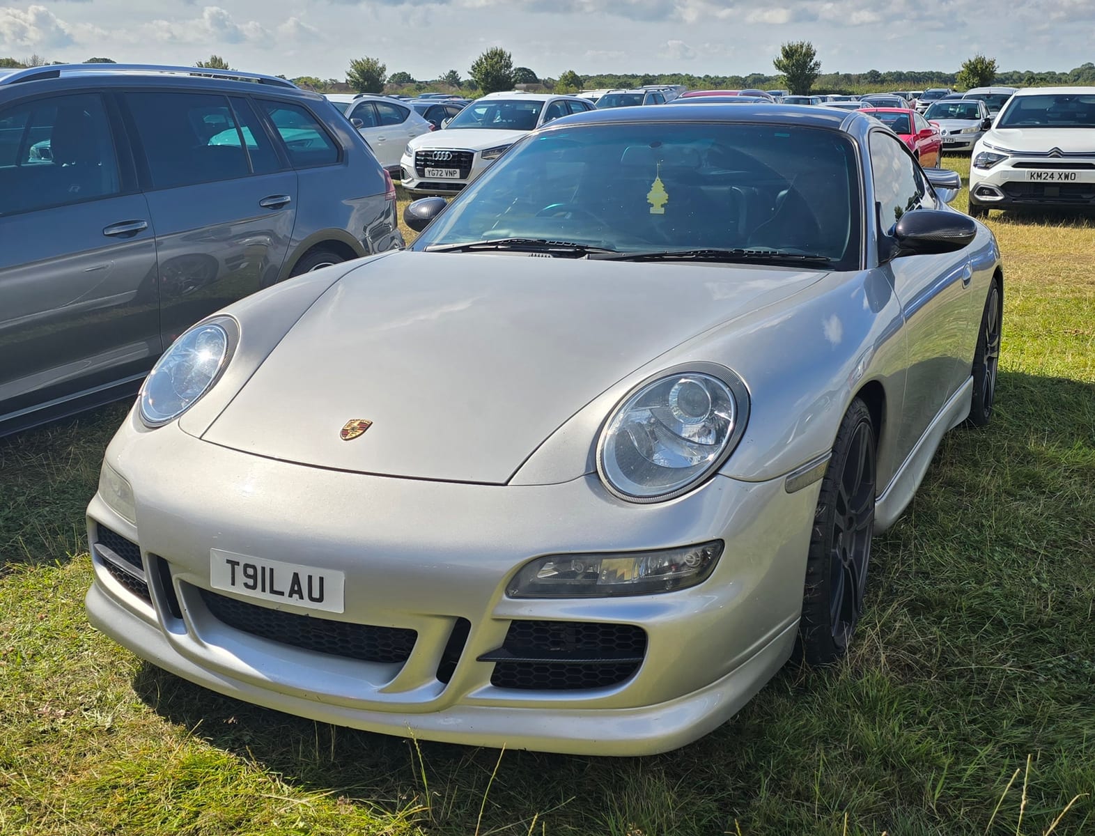 Porsche 996 Carrera coupe profile and wheel detail