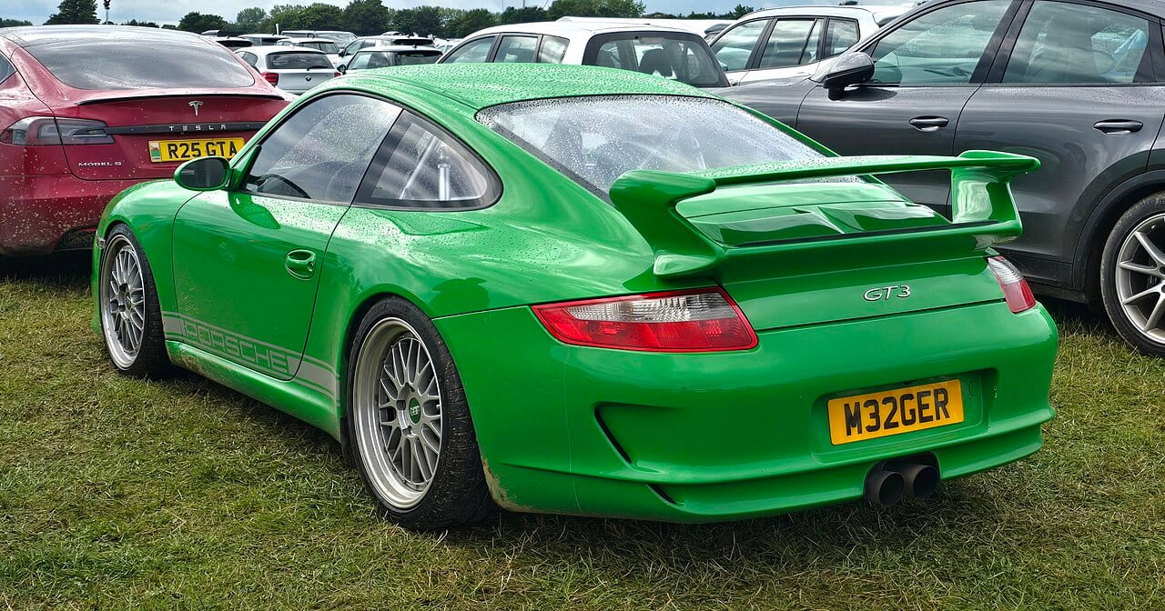 Porsche 997 GT3 rear wing and quarter detail