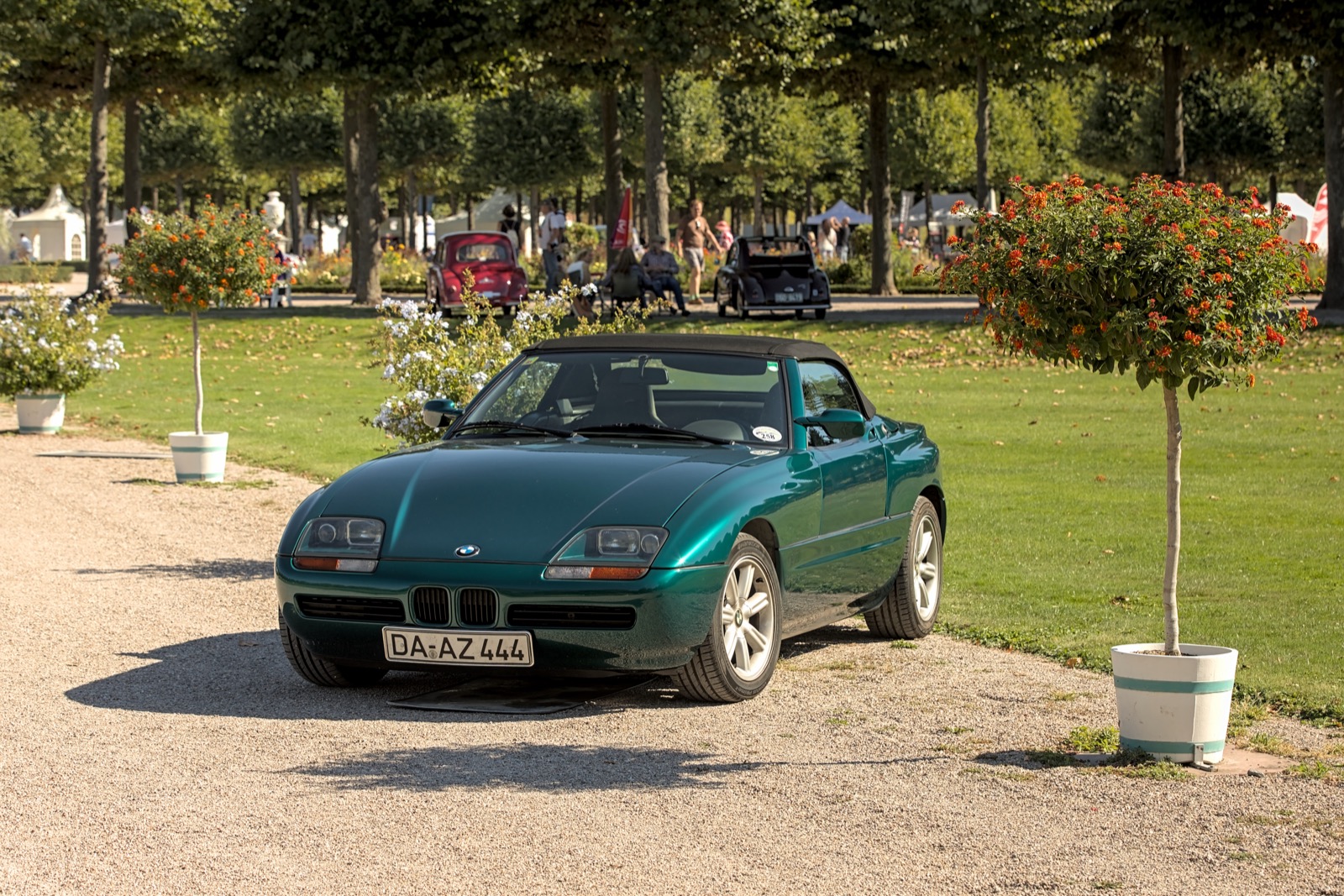 BMW Z1 side profile with its door lowered